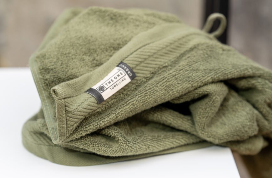 Olijfgroene handdoek met handige ophanglus