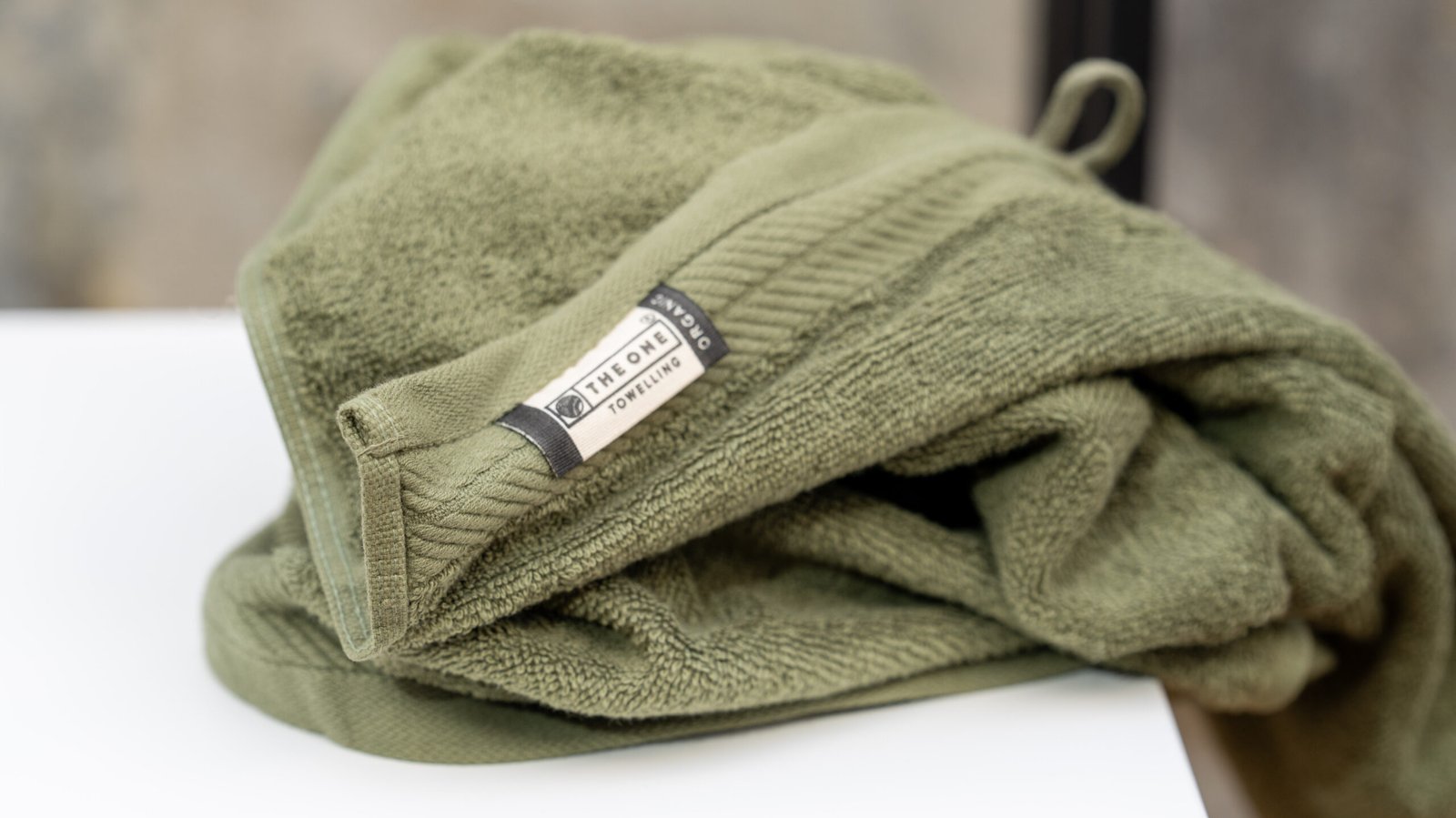 Olijfgroene handdoek met handige ophanglus