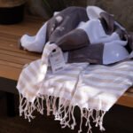 Hamamdoek Marine – Taupe & Zand (100x180 cm) liggend op tafel
