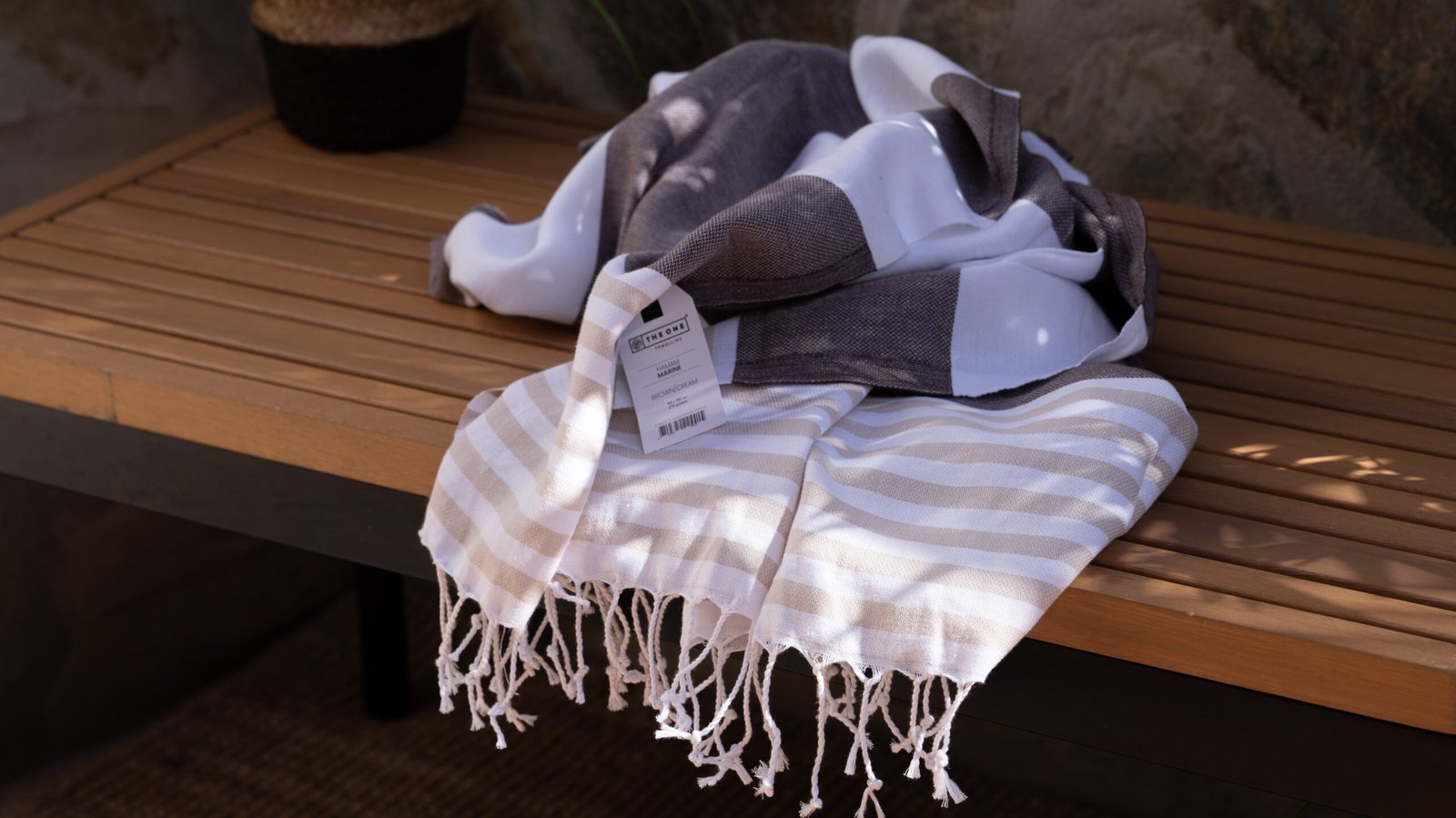 Hamamdoek Marine – Taupe & Zand (100x180 cm) liggend op tafel