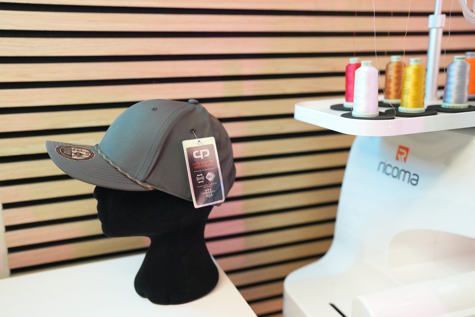 Caps collectie met borduurmachine